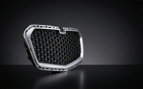 精密開孔結構可維持良好進氣效率，協助引擎散熱，同時兼顧保護水箱與內部零件的功能，耐用度與安全性同步升級。